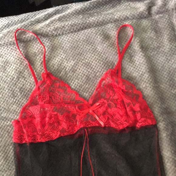 💚 $5 Black and Red Chemise with matching Thong - Picture 3 of 4